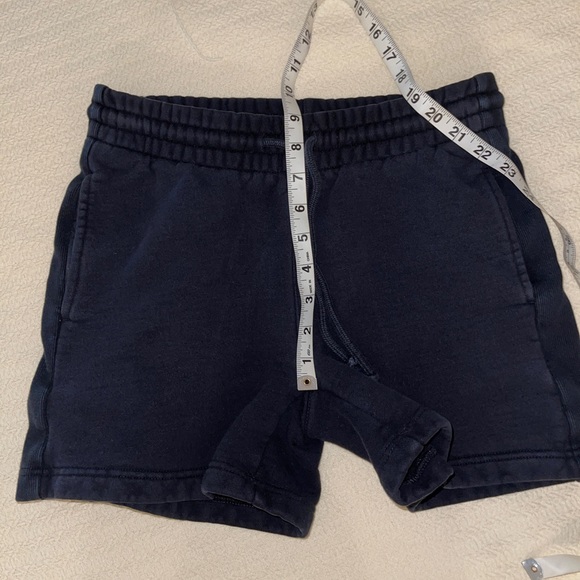 Aritzia Tna Boyfriend 5” cozy fleece sweat shorts - Picture 8 of 9